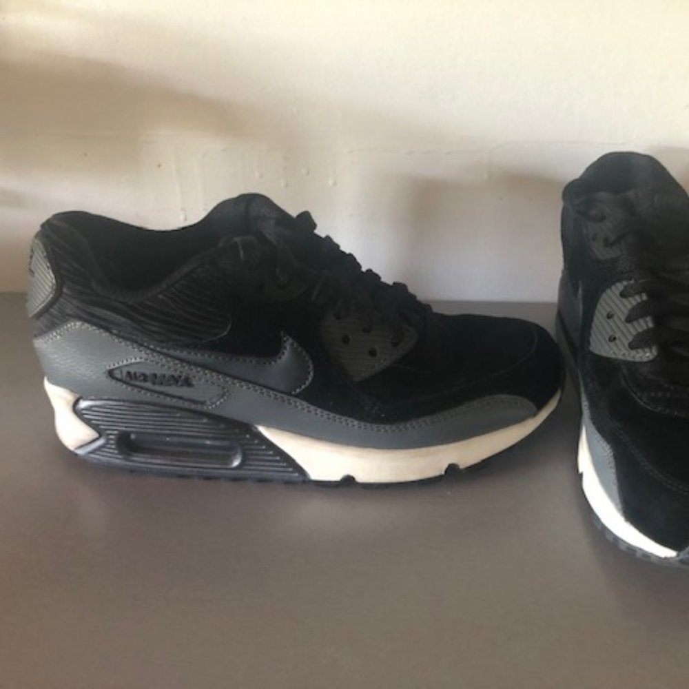 NIKE AIR MAX Size 5.5 Women's or 3 Kid's